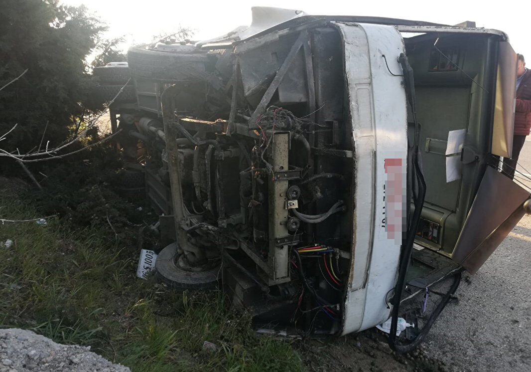 Bursa da lastiği patlayan yolcu otobüsü su kanalına devrildi 18 kişi