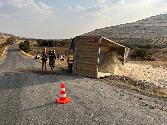 Kiliste virajı alamayan kum yüklü kamyon devrildi Kilis Haberleri