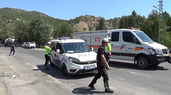 Tunceli De Feci Kaza Kamyon Ile Otomobilin Arp T Kazada Ki I