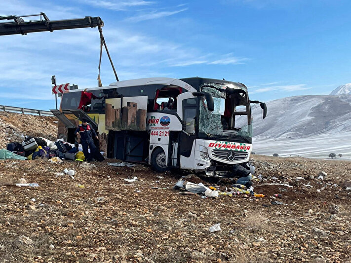 SON DAKİKA Afyonkarahisar da yolcu otobüsü devrildi 6 kişi öldü 36