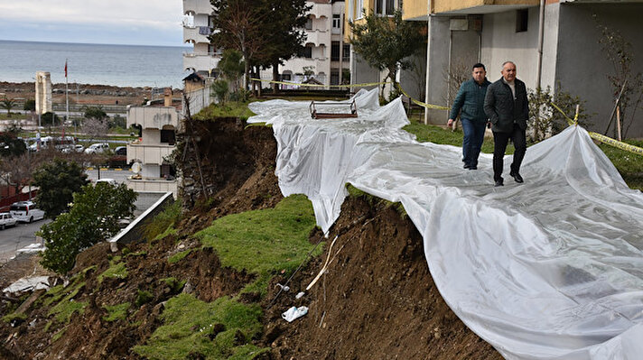 Heyelan sonrası boşaltılan sitede Karadeniz usulü çözüm Trabzon Haberleri