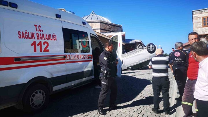 Erzurumda trafik kazası Yolun kenarındaki kaldırıma çarpan araç bir