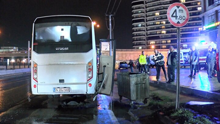 Bursa da tur otobüsü beton aydınlatma direğine çarptı 10 turist