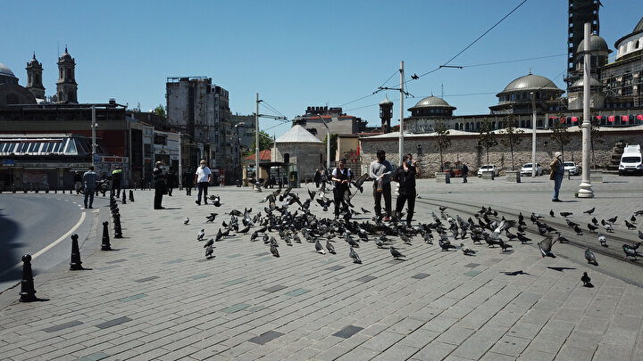 65 yaş üstü vatandaşlar 4 saatlik izinde Taksim e akın etti Türkiye