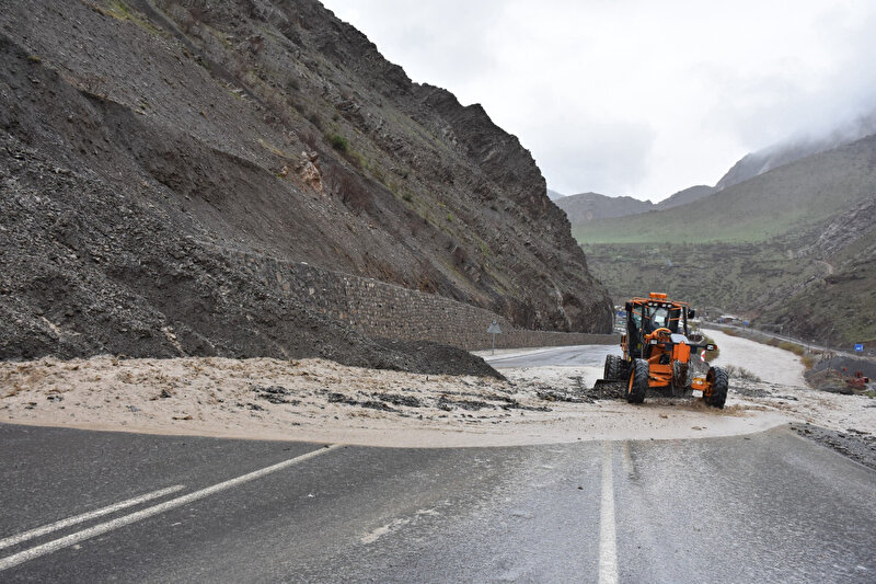 Hakkari Van kara yolunda toprak kayması Yol ulaşıma kapandı Van