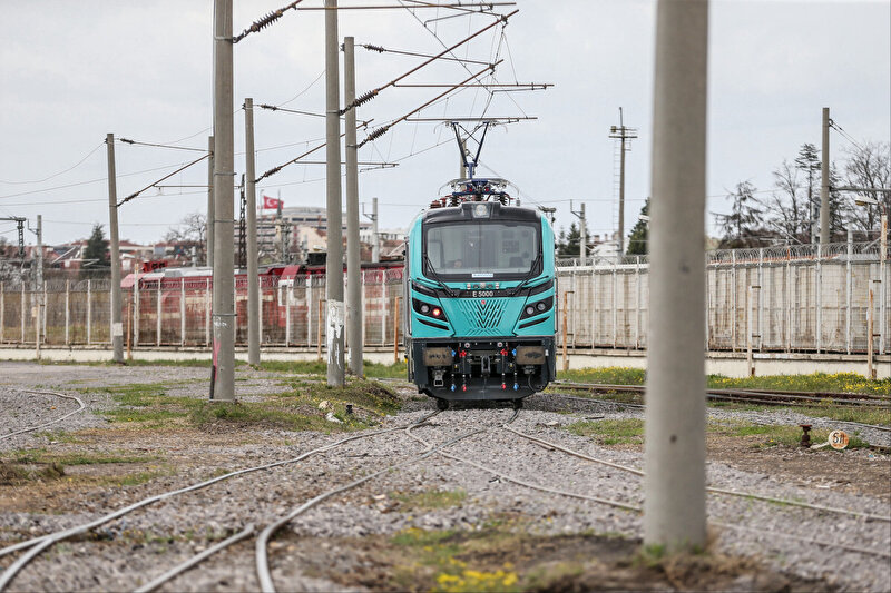 İlk yerli ve milli elektrikli lokomotif raylara iniyor Türkiye