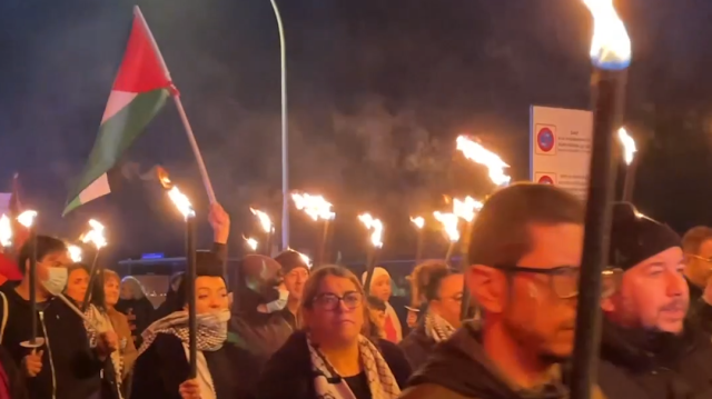 Carrefour İsrail e desteği nedeniyle Paris te meşalelerle protesto