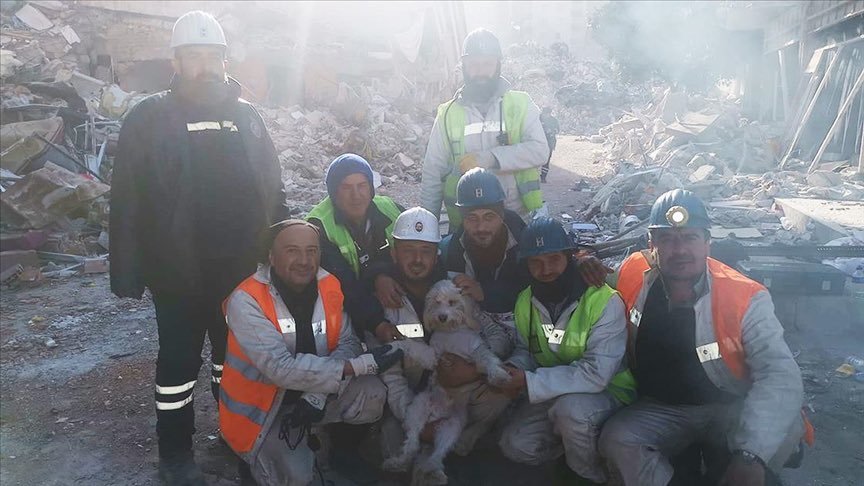 Hatay Da Depremde Hasar G Ren Bir Binada Mahsur Kalan K Pek