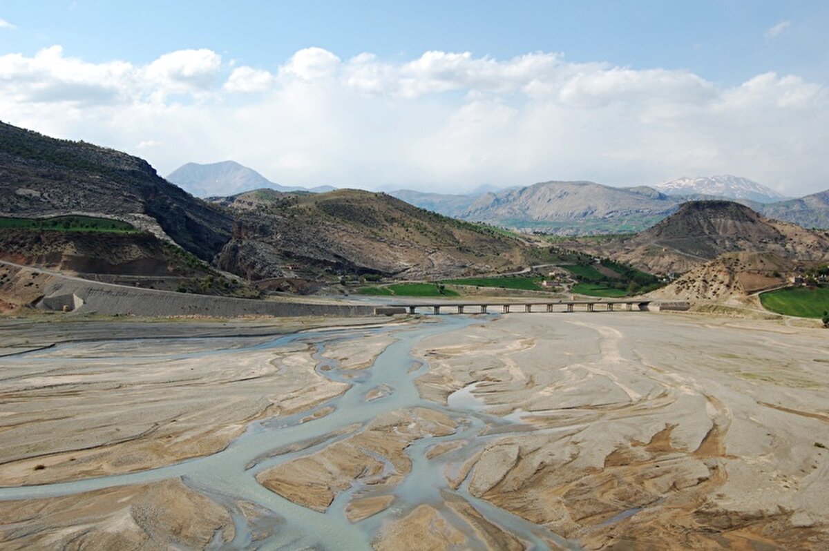 Nymphois Çayı (Eski Kahta Çayı) Kommageneliler döneminde iki kale arasındaki suya bu adı vermiştir. Anlamı bereket saçan su demektir.  