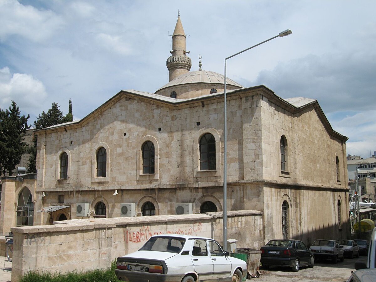 Şehirde ki dini mekanlar: Ulu Camii, Çarşı Camii, Eskisaray Camii, Kab Camii, Yenipınar Camii, St. Petros ve St Paul Kilisesi, Ulu Cami, Külhanönü Camii, Toktamış Camii, Çarşı Camii, Bekir Bey Külliyesi, Ebû Zer Gaffarî Türbesi, Mahmut Ensarî Türbesi, Şeyh Abdurrahman Erzincani Türbesi, Zeynel Abidin Türbesi, Hacı Yusuf Türbesi, Sahabe Safvan Bin Muattal. 