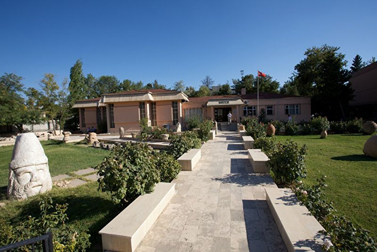 Adıyaman Müzesinde hem arkeolojik hem de etnografik eserler sergilenmekte. Bu müzede Helenistik dönemden Roma dönemine Bizans döneminden Osmanlı, Selçuklu dönemine kadar birçok tarihi eser bulunmaktadır.