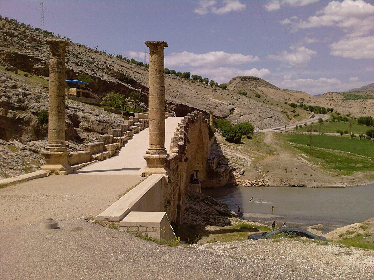 Diğer ismi Chabinas olan Cendere suyu üzerine yapılmıştır. Roma dönemi zamanında (193-211) yapılan Cendere Köprüsünü 16. Roma Lejyonu Septimius Severus ailesi için yaptırmıştır. Köprüye 4 tane sütun diktirmiştir. Bunlar kendisi, eşi ve iki erkek çocuğu için idi.  