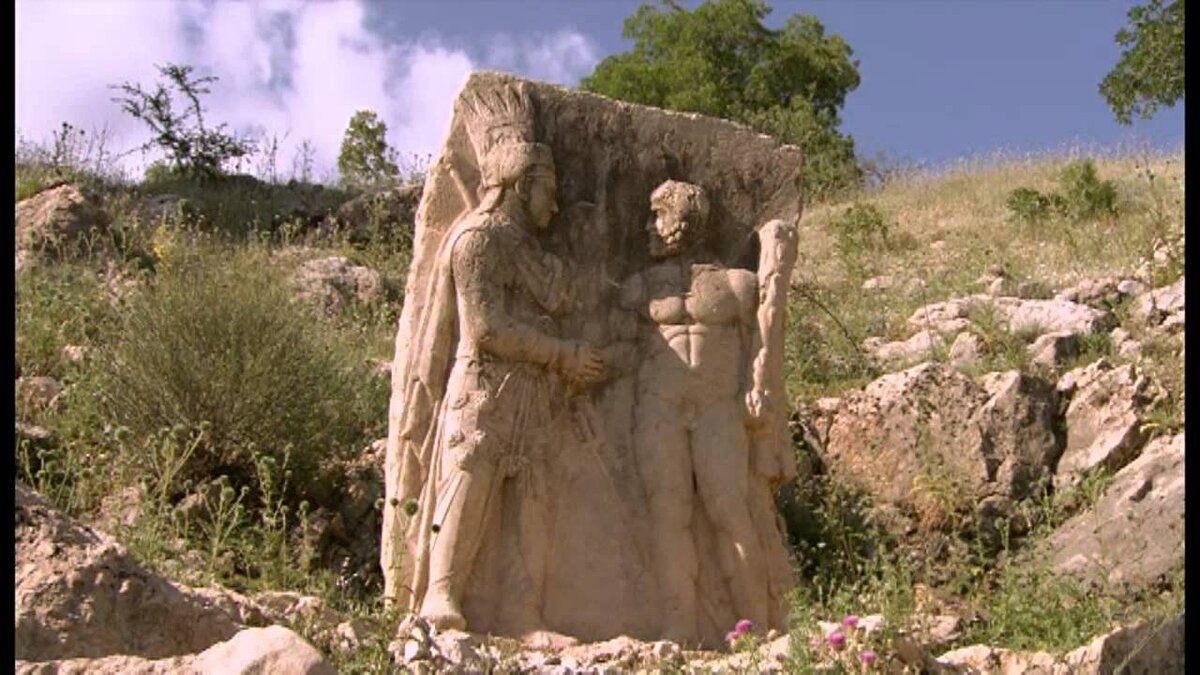 Kommagene Krallığı’nın yazlık yönetim merkezi olan Arsameiası, Kahta ilçesine bağlı Kocahisar köyü ile Damlacık Köyü arasında, Kahta Çayı’nın (Nymphaios) doğusunda yer alır. Güneydeki tören yolu üzerinde bulunan çok sayıda kabartma heykel ve steller yanında Anadolu’nun bilinen en büyük Grekçe Kitabesi bulunmaktadır.  