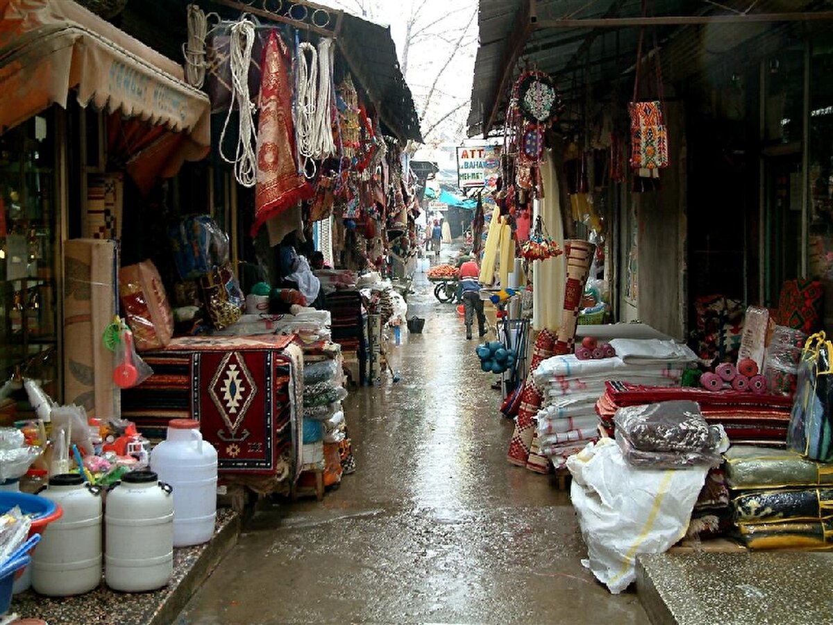 Şehirde el sanatları da oldukça ilerlemiş durumda. Adıyaman’a özgü halı, cicim, kilim bu el sanatlarından bazılarıdır. Nemrut heykelleri, Nemrut rehberi, hediyelik eşyalar, Besni üzümü, muska, pestil gibi birçok şeyi Oturakçı Pazarı’nda bulabilirsiniz.
