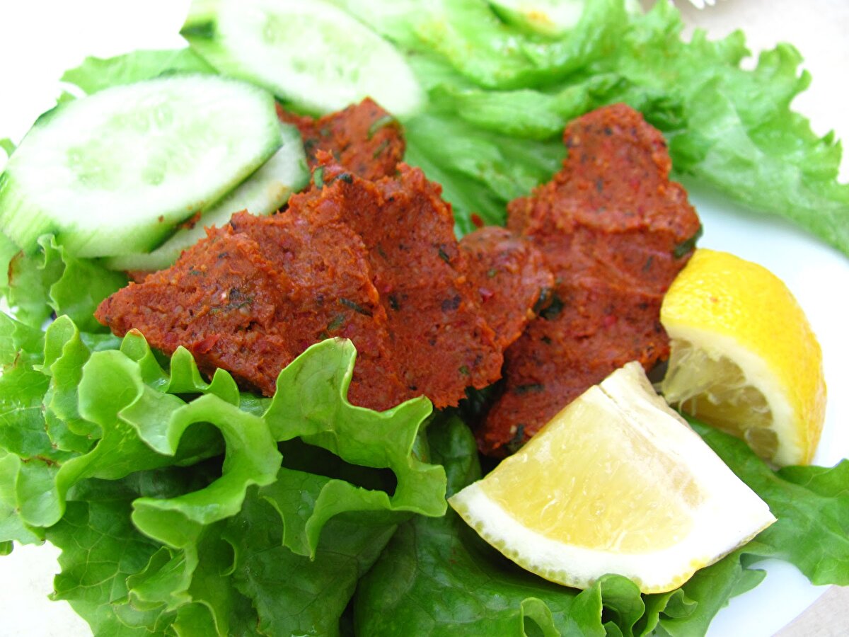 Adıyaman özellikle et yemekleri alanında da ön plandadır. Başta çiğ köfte olmak üzere içli köfte, mercimekli köfte, ekşili köfte (basalla) gibi köfte çeşitleri mevcut. 