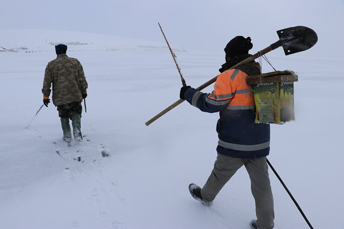 Avladığımız balıkların bir kısmını yiyoruz, bir kısmını da satıyoruz. Bazen de olta ile alabalık yakalıyoruz. Ekmek paramızı çıkarıp ailelerimize bakmak için çalışıyoruz.