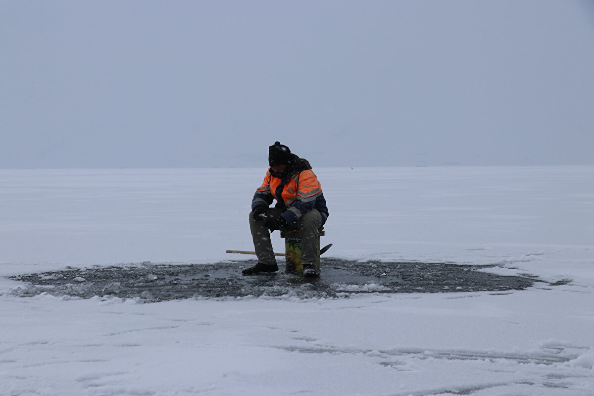 Bir kısmını yiyoruz bir kısmını da satıyoruz
Balıkçılardan Hasan Yıldız, yaşadıkları coğrafyanın doğa şartları açısından zor olduğunu söyledi. Bölgede 21 yıldır yaz, kış demeden balıkçılık yaptığını ifade eden Yıldız, şöyle konuştu: