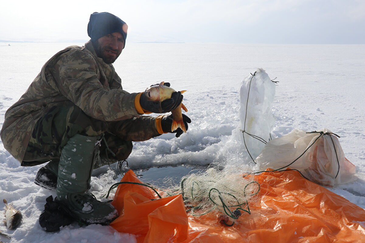 Buzla kaplı 2 bin 241 rakımlı gölde zorlu balık avı