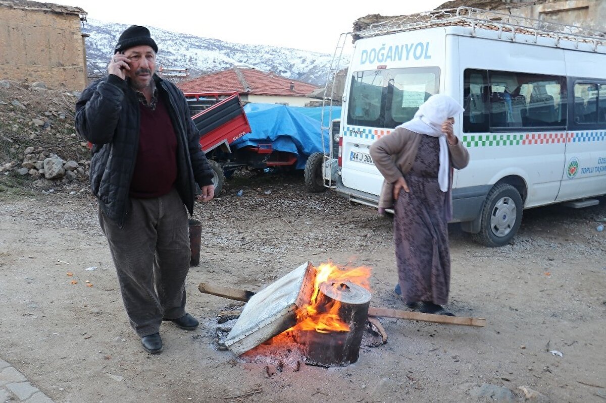 Günün aydınlanması ile birlikte depremin boyutları da ortaya çıktı. Gökçe Mahallesinde çok sayıda evde ciddi hasar meydana gelirken, vatandaşlar geceyi sokaklarda geçirdi.