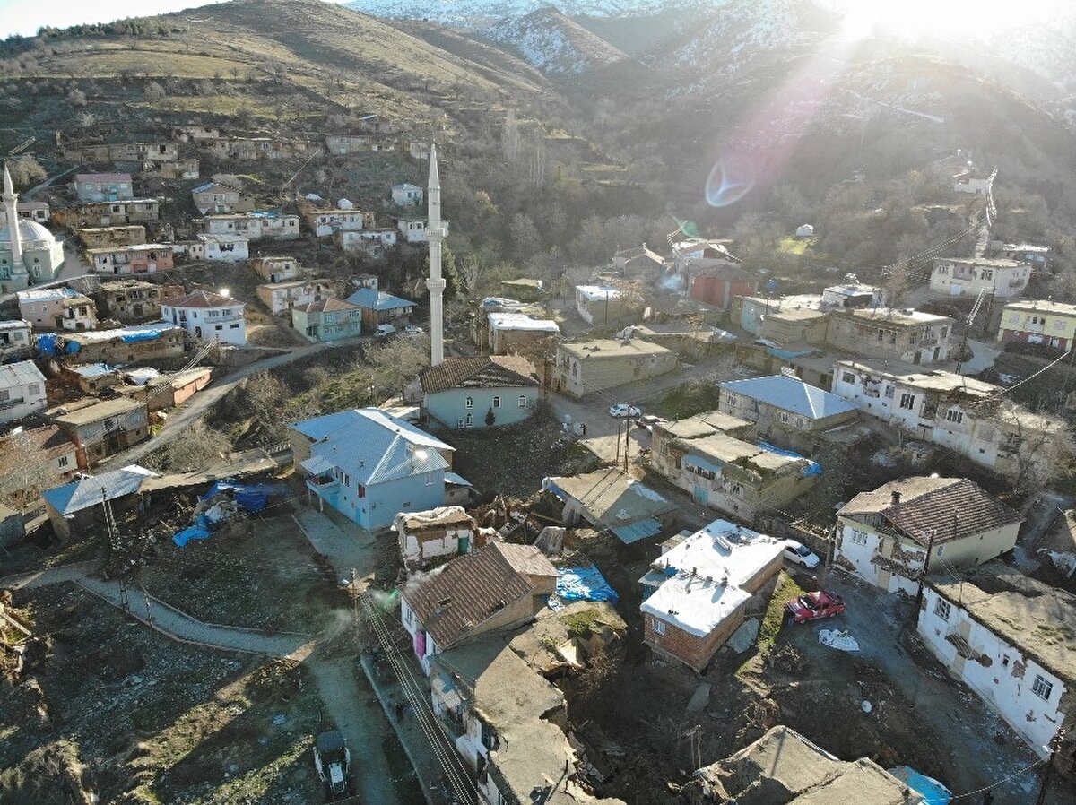 Merkez üssü Elazığ’ın Sivrice ilçesi olan 6,8 büyüklüğündeki deprem sonrası Malatya’nın Doğanyol ilçesinde 4 kişi öldü, 100’e yakın vatandaş yaralandı.