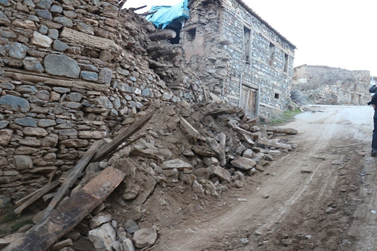 Malatya’nın Doğanyol ilçesinde birçok vatandaş geceyi sokakta geçirirken, havadan görüntülenen ilçede özellikle kerpiç yapıların depremden yıkıldığı görüldü.