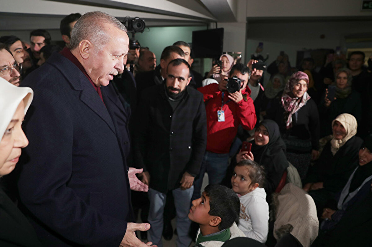 Dün akşam 20.55 sularında cereyan eden deprem neticesinde gerek burada gerek Elazığ'daki ilçelerimizde mahallerimizde tabi kayıplarımız oldu. Allah kayıplarımıza rahmet eylesin ve tüm yakınlarına şahsım milletim adına sabırlar diliyorum. Burada dört kaybımız var. Toplama baktığımız zaman 1000'i aşkın yaralımız var. Elazığ'daki yaralılarımızı hastanede ziyaret ettik, burada da tabi yaralılarımız var. Allah'tan şifalar diliyorum, Rabbim en kısa zamanda sağlıklarına kavuşmalarını nasip etsin.