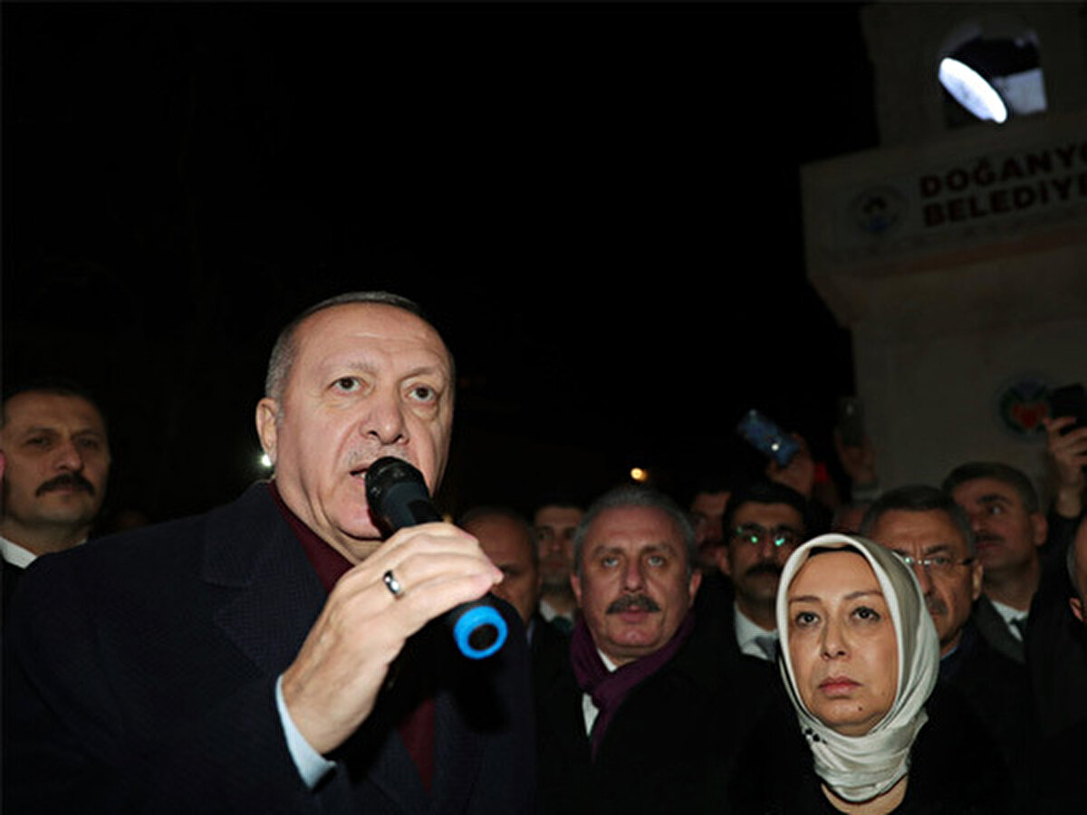 Cumhurbaşkanı Erdoğan, ilk olarak Doğanyol Öğretmenevi'ne geçerek burada depremzedelerle bir araya geldi. Daha sonra ilçe meydanına geçen Cumhurbaşkanı Recep Tayyip Erdoğan burada halka seslendi.