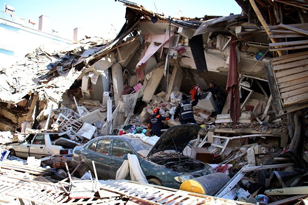 Türk Kızılay, bölgeye 202 personel, 35 araç, 7 ikram aracı ve 4 mobil mutfak ile 2 sahra mutfak kiti, 15 bin 747 battaniye, 5 bin 656 yatak, bin 563 ısıtıcı, 2 bin 500 çadır, 193 bin 420 kilogram un ve 3 bin 200 adet gıda kolisi sevk etmiştir.