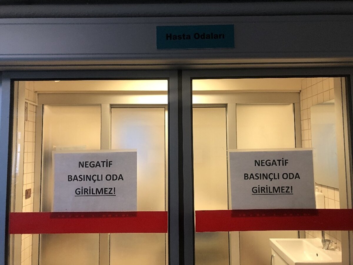 Konuya ilişkin bilgi veren Ankara Eğitim ve Araştırma Hastanesi Enfeksiyon ve Klinik Mikrobiyoloji Uzmanı Doç. Dr. Salih Cesur, bulaşıcı hastalığı ya da şüphesi olan kişileri izolasyon odalarına aldıklarını ve bu odalarda özel basınç sistemleriyle negatif basıncın sağlandığını kaydetti.

Hastanın havaya karışan mikroorganizmaların odadaki özel filtrelerle tutulduğunu belirten Cesur, şu şekilde açıklamada bulundu:
