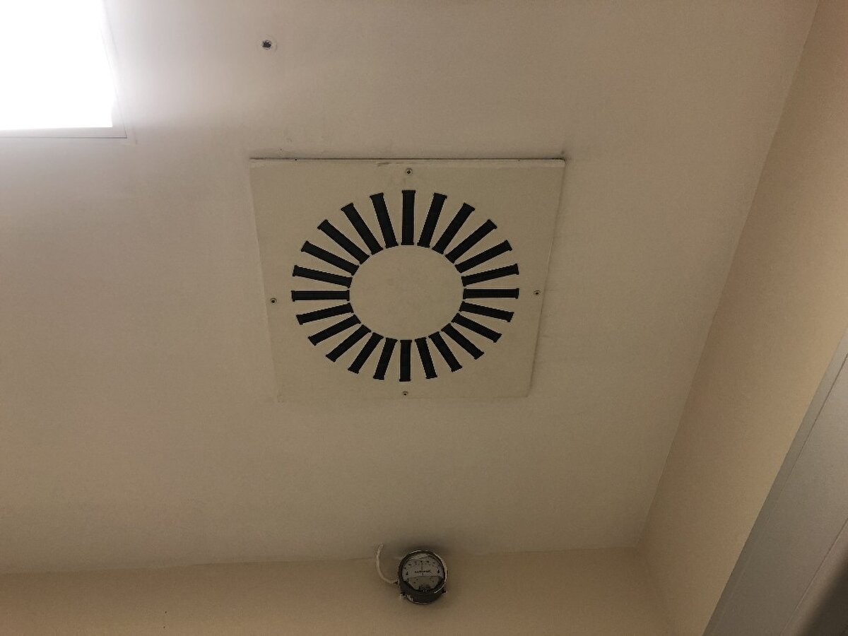 “Hapşırırken, öksürürken, hastayla 1 metre mesafeden yakın teması varken, hasta gülerken özellikle bu virüsleri bulaştırabiliyor. Bunu engellemek için negatif basınçlı odalara alıyoruz hastalarımızı. Özellikle hastayla temas ederken de bu hepafiltre dediğimiz n95 maske dediğimiz maskelerimiz var bunlar 5 mikrondan küçük partikülleri tutuyor. Özellikle tüberküloz,kızamık, suçiçeği, viral enfeksiyonlarında yine viral virüslü enfeksiyonlarda, sars enfeksiyonlarında bulaşımı engellemek için bu n95 maskeleri takmanız gerekiyor. 5 mikrondan küçük partikülleri tuttuğu için bulaşmayı engelliyor. Hastalarla temas etmeden önce mutlaka ellerimizi yıkamamız gerekiyor.”