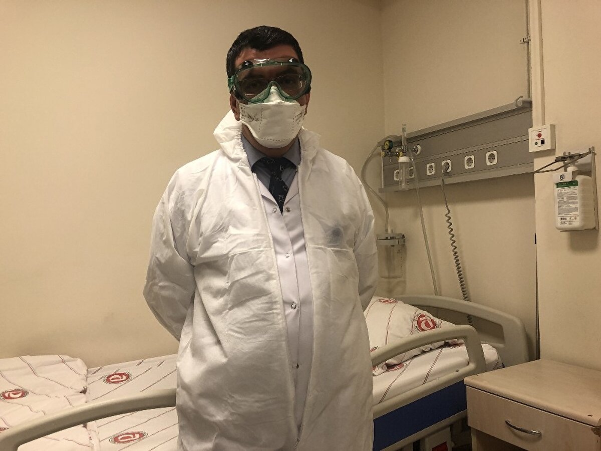 Sağlık personeli odalara koruyucu ekipman ile giriyor

İzolasyon odalarına girmeden önce birtakım önlemler aldıklarına işaret eden Cesur, açıklamalarına şu ifadeleri ekledi:

REKLAM

“Koruyucu ekipmanları giydiğimiz bir ara alan var. Buraya girmeden önce ben zaten bu koruyucu önlüğümü giymiştim. Daha sonra mutlaka ellerimizi yıkadıktan sonra eldivenleri takıyoruz. Gözlük takıyoruz. Bazen siperlik takıyoruz. Eğer hastaya bir müdahale edeceksek bulaş riski varsa siperlik takıyoruz koruyucu ekipman olarak. Daha sonra n95 maskemizi de mutlaka takıyoruz. Hastayla bir metreden yakın temas durumlarında enfeksiyon etkenleri bulaşabiliyor o açıdan hastayla bir metreden yakın temasımız olacağında burnumuzla ağız çevresini kapatacak maskenin yüzünüze tam oturduğuna emin olduktan sonra takıyoruz. Tabi gözlüğümüzü de yine hastaya bir müdahale edeceksek takıyoruz.”