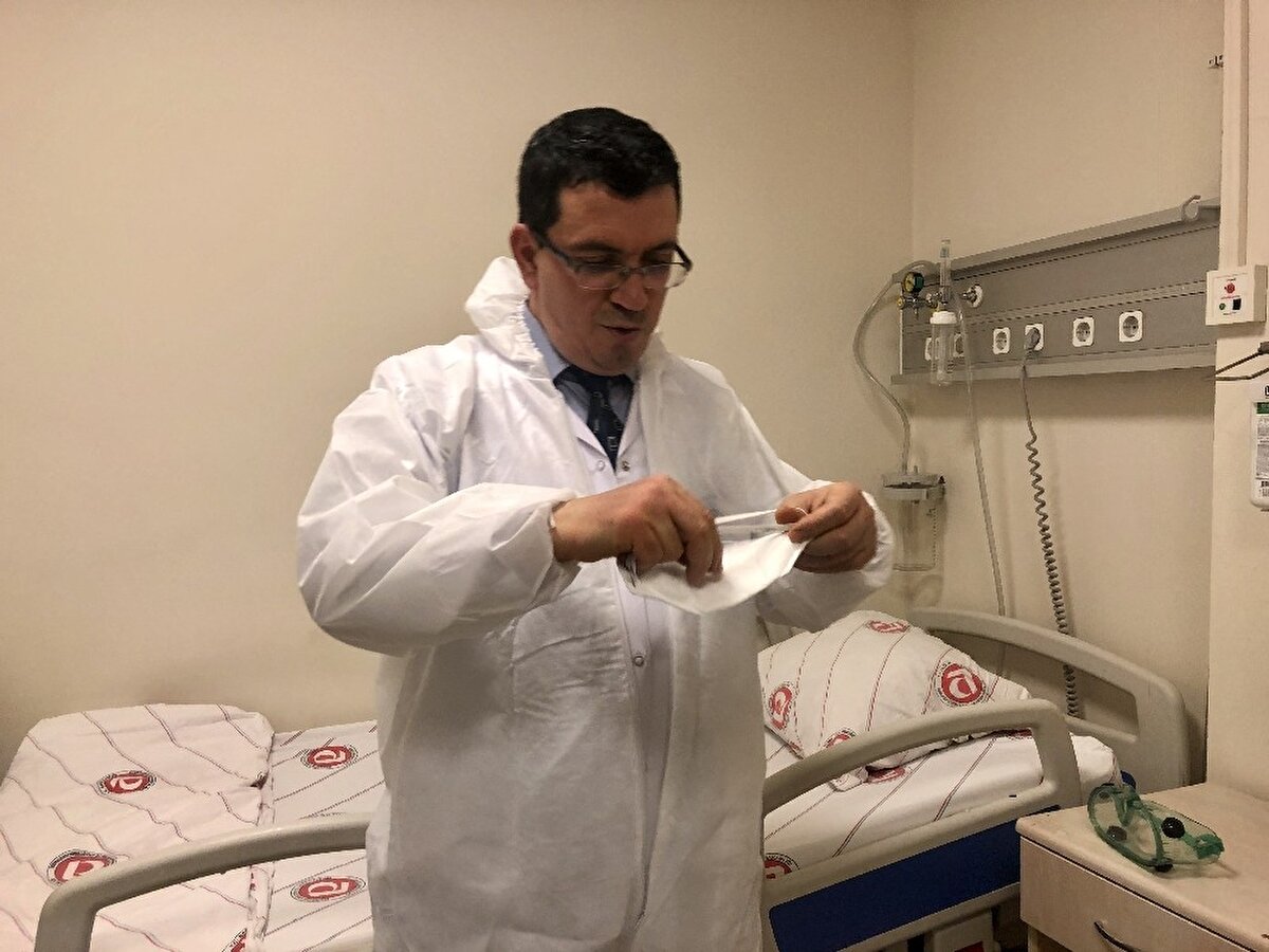 El hijyenine dikkat edilmesi gerekiyor

Cesur, şikayetlerin göründüğü kişilerin toplu taşıma alanlarında ve kapalı alanlarda maske takabileceklerini aktararak, “Bu arada mutlaka el hijyenine uymamız gerekiyor çünkü hani bu enfeksiyonlar yüzeyde de bulunabiliyor otobüslerde, toplu taşıma araçlarında koltuklarda da olabiliyor. Temas edilen yerlerde özellikle mutlaka ellerimizi suyla sabunla yıkamamız gerekiyor. Ellerimiz kirliyse bu durumda göz, ağız gibi bölgelere temas etmemek gerekiyor. Özellikle cilt gibi temas yoluyla da bulaşabiliyor. Temas edilen yüzeylerde de virüslerin bulaşma riski var. El hijyeni toplum kaynaklı enfeksiyonları önlemde de önemli enfeksiyon kontrol yöntemlerinden bir tanesidir” ifadelerini kullandı.