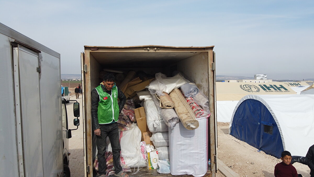     • ‘Çocuklar donma tehlikesi geçiriyor’
Kış ayının sert geçmesiyle çocukların donma tehlikesi geçirdiğini ifade Alaca, ”Evleri yıkılan siviller için bi yandan ‘Mazluma Çatı Ol’ projesiyle briket evleri yapıp ailelere teslim ederken bi yandan da acil durumdan dolayı çadır kurulumlarına devam ediyoruz” dedi.