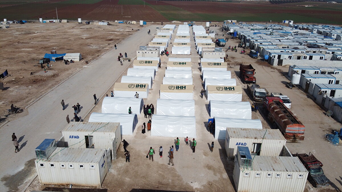 Halep’in kuzeyi ve İdlib kentinin güney kırsalına yönelik rejim ve Rusya tarafından yapılan bombardımanlardan kaçmak zorunda kalan siviller, Türkiye'nin kontrolünde bulunan Azez, El Bab, Afrin ve Cerablus'a göç ediyor.