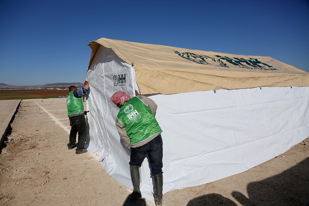 Suriye rejimi ve Rusya'nın İdlib kentine yönelik düzenlediği bombardıman nedeniyle İdliblilerin Türkiye sınırındaki güvenli bölgelere göçü devam ediyor.