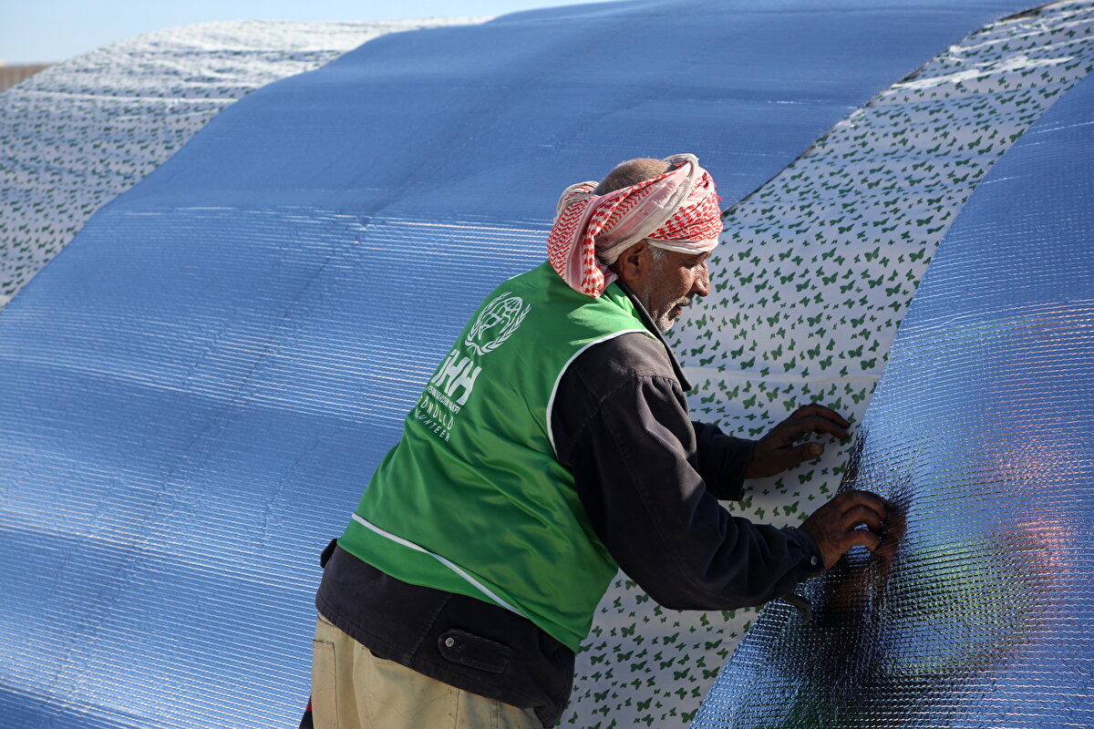 İnsan Hak ve Hürriyetleri (İHH) İnsani Yardım Vakfı, Suriye’nin İdlib ilinin güneyi ve Halep’in batısına düzenlenen hava saldırılarından evlerini terk etmek zorunda kalan 287 aileye barınma desteğinde bulundu.