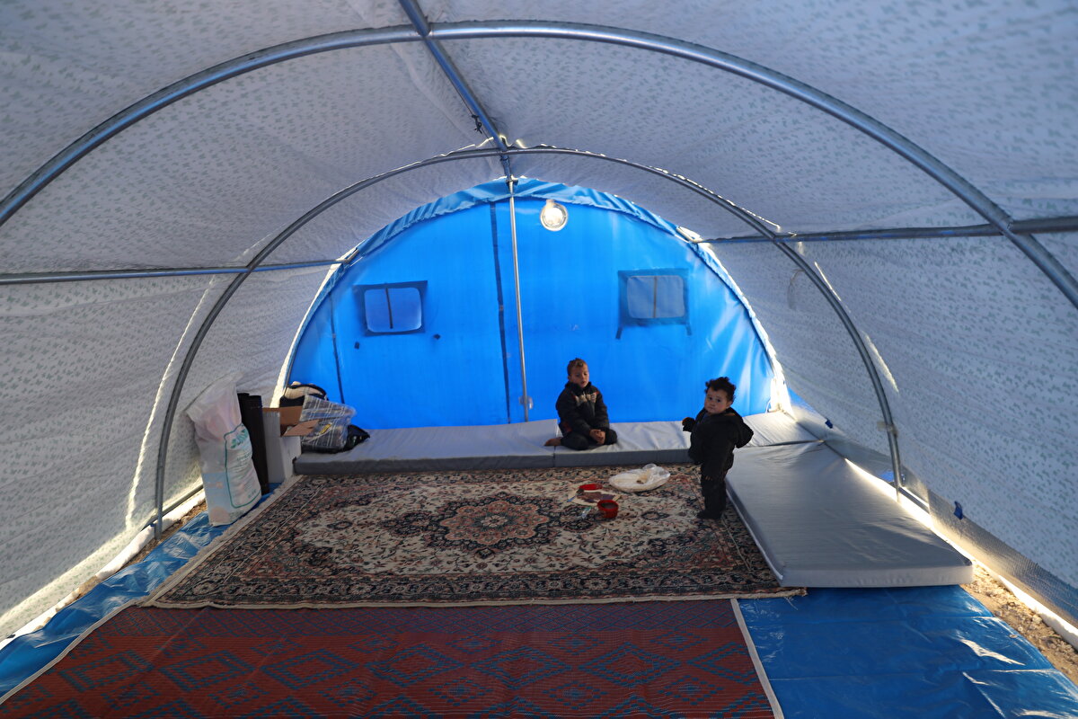 Saldırıların sürmesi halinde göçün devam edeceğini söyleyen Alaca, “Bu kış ayında bu insanların dışarıda kalmamaları için tüm gayretimizle çalışmalarımızı sürdüreceğiz. Bu çalışmalarımıza katkı veren Türkiye halkına teşekkür ediyoruz.” diye konuştu.