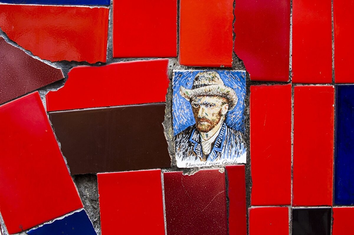 👨🎨 1947 yılında Şili'de doğan Selaron yıllarca ressamlık yaparak dünyayı dolaşır. Selaron, yaşadığı ya da gezdiği 50'den fazla ülkeden sonra Rio de Janeiro'ya yerleşmeye karar verir. Selaron, 1990 yılında evinin önünde uzanan harap olmuş merdivenleri yenilemeye başlar. Böylece sanatçı kapısının önünde yeni bir yolculuğa çıkar ya da kapısının önünü yeni bir yolculuğa çıkarır.