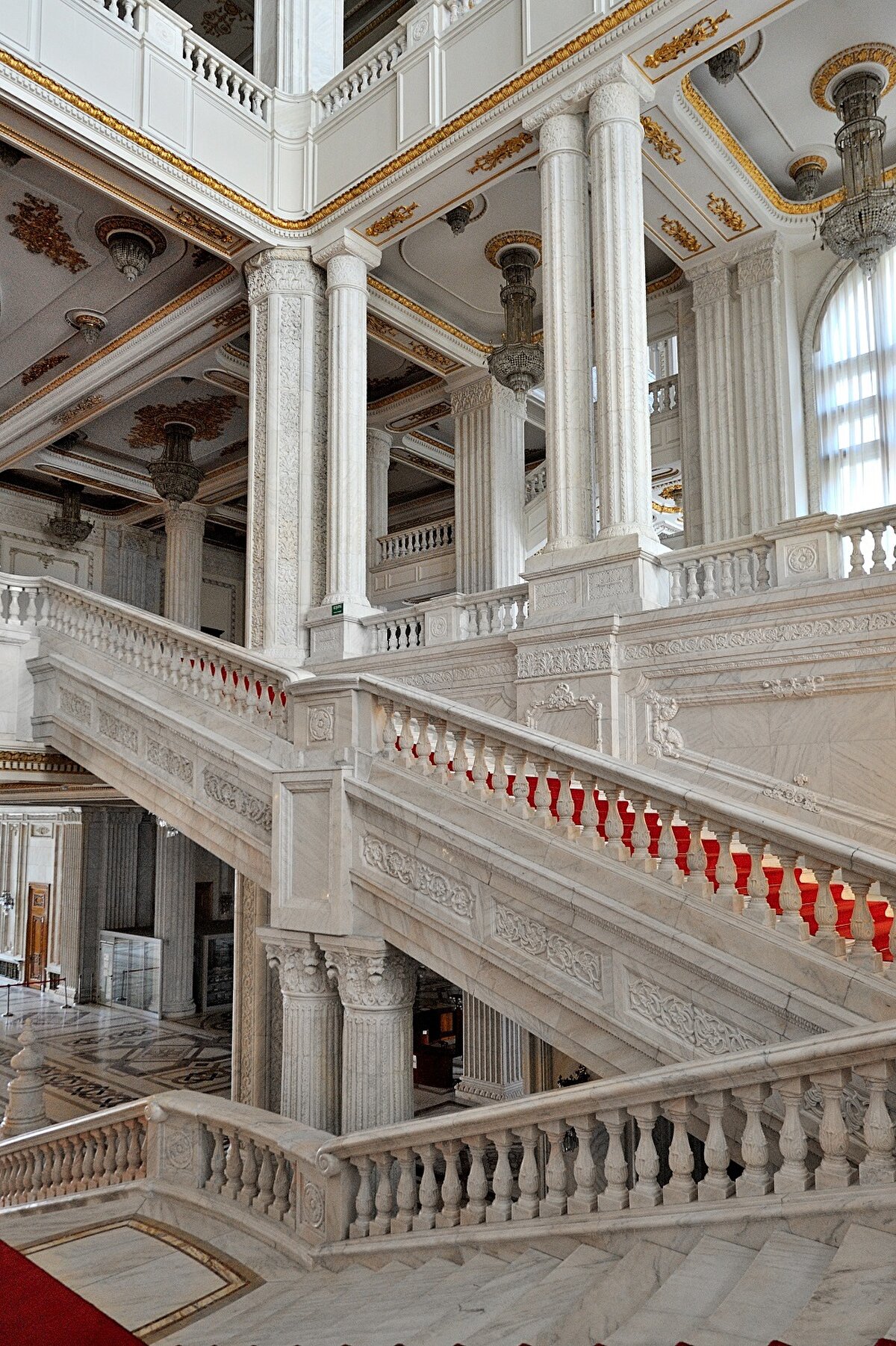 😱👉 700 mimarın görev aldığı binanın yapımı için eski Bükreş'in beşte biri yok edilmiş. Anlayacağınız, şehrin yüzlerce yıllık yapıları, bu bina için yakılıp yıkılmış. Zaman içinde bu saray Romanya lideri için öyle fetiş bir amaca dönüşmüş ki, döneminde 3 milyar dolar gibi bir rakam üstelik halkı açlıktan ölürken inşa edilmiş. Rumen lider, bu yapıya gelir sağlamak için ülke ürünlerinin tümünü ihracata yönlendirince, binlerce Rumen özellikle kış aylarında açlıktan ölmüş. Saraydaki alabildiğine detay, Çavuşesku'nun hırslarına hizmet ederken, 'Halkın Evi'ni bitirebilmek için aldığı dış borçların ağırlaşması, onun sonunu getirmiş. ⠀