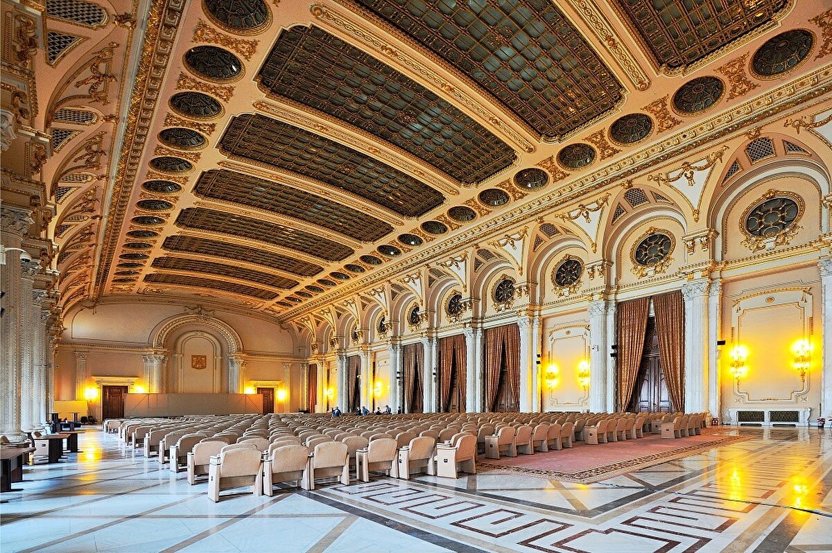 📌 Şimdilerde parlamento binası olarak kullanılan Çavuşesku'nun Sarayı, ülke turizmi için önemli bir gelir kapısı. Şehre gelen turistlerin ilk adresi hatta Bükreş'e gelmek için önemli bir neden. Yapıyı yaklaşık 3 saatte gezebiliyorsun, aynı zamanda Soğuk Savaş'a ve ülkenin tarihine de tanıklık ediyorsun. Yapı, arka kısımdaki parlamento kısmı hariç toplantı, sergi, düğün gibi organizasyonlara kiralanıyor. Halka rağmen halk için yapılan bu binanın hikâyesini dinleyince aslında hiçbir zaman halka ait olmadığı anlaşılıyor.