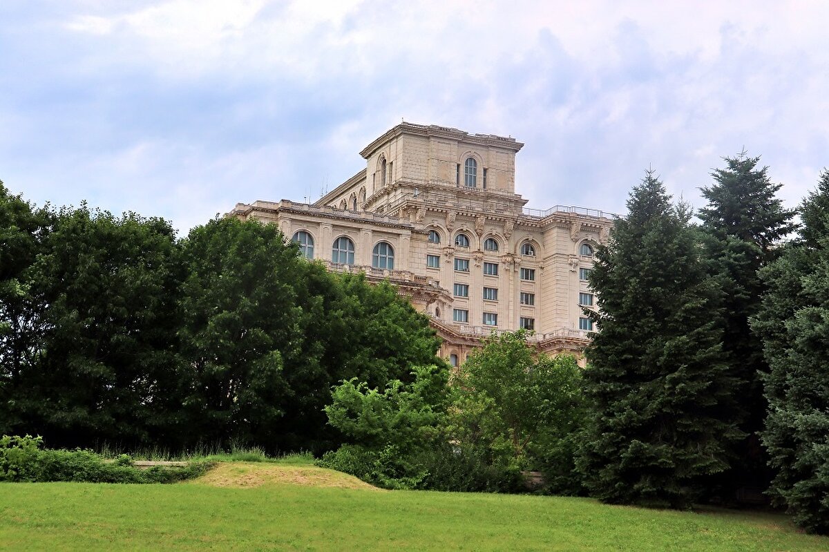❗ Binanın yapılacağı alan için: 20 kilise yıkılmış, 8 kilise taşınmış, 10.000 ev yıkılmış ve 57.000'den fazla aile tahliye edilmiş. 😧