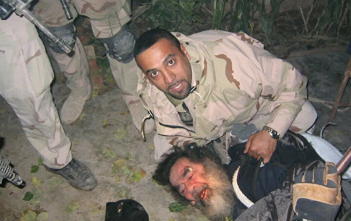Saddam Hüseyin’in Tikrit’te saklandığı yerden çıkarıldıktan hemen sonra çekilen fotoğrafı.