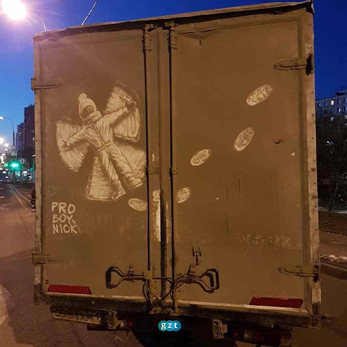 Nikita Golubev isimli bir sokak sanatçısı araçların arkasına yaptığı resimlerle kirliliğe yeni bir anlam kazandırmış 😇🧐