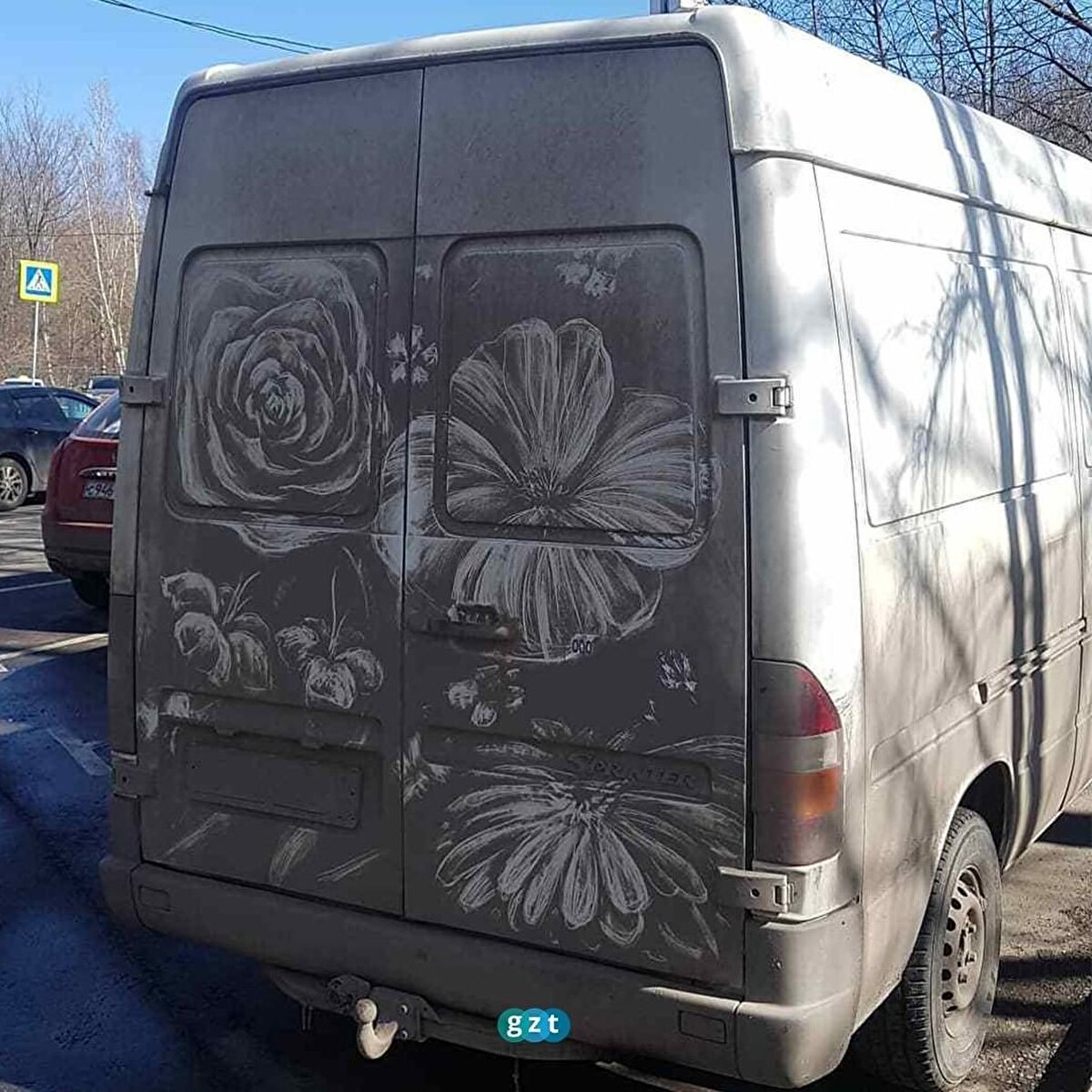 Nikita Golubev isimli bir sokak sanatçısı araçların arkasına yaptığı resimlerle kirliliğe yeni bir anlam kazandırmış 😇🧐