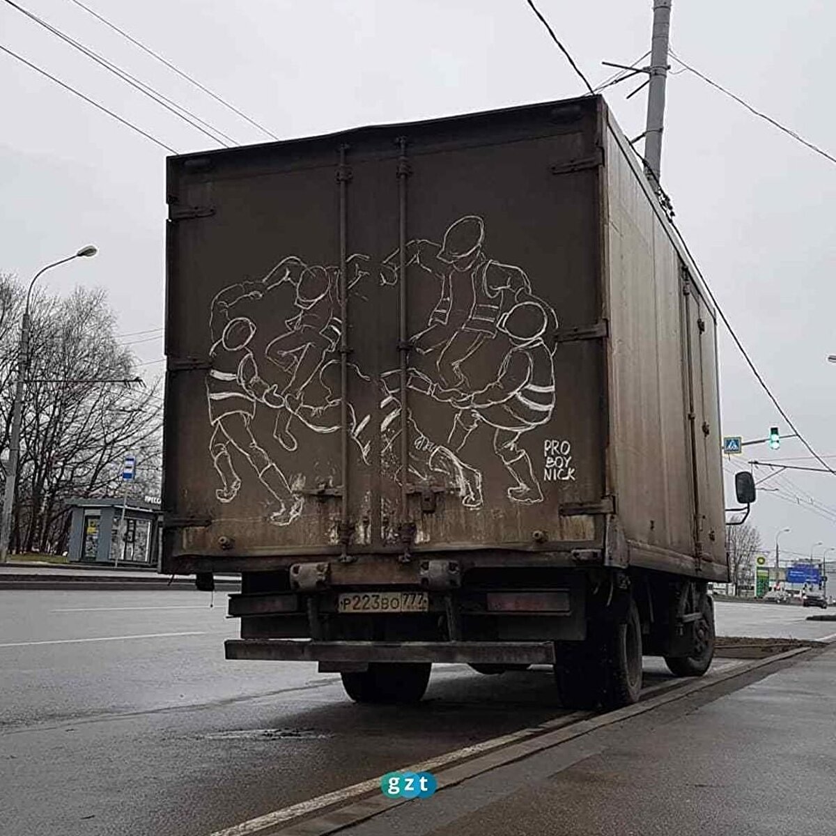 Nikita Golubev isimli bir sokak sanatçısı araçların arkasına yaptığı resimlerle kirliliğe yeni bir anlam kazandırmış 😇🧐