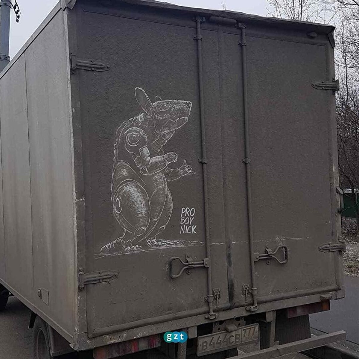 Nikita Golubev isimli bir sokak sanatçısı araçların arkasına yaptığı resimlerle kirliliğe yeni bir anlam kazandırmış 😇🧐