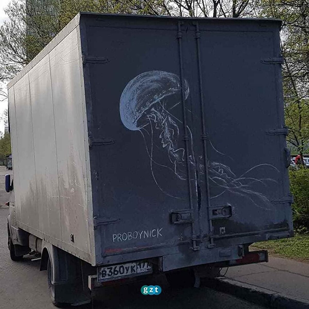 Nikita Golubev isimli bir sokak sanatçısı araçların arkasına yaptığı resimlerle kirliliğe yeni bir anlam kazandırmış 😇🧐