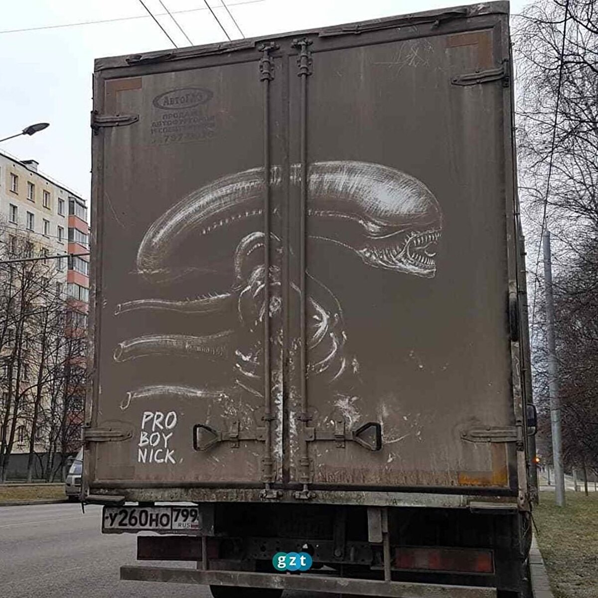 Nikita Golubev isimli bir sokak sanatçısı araçların arkasına yaptığı resimlerle kirliliğe yeni bir anlam kazandırmış 😇🧐