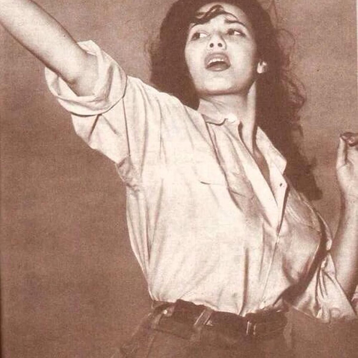 1954-1962 yılları arasındaki Cezayir bağımsızlık mücadelesinin sembol isimlerinden Cemile Buhayrad, 1937 yılında Cezayirli orta sınıf Müslüman bir ailenin çocuğu olarak dünyaya geldi.