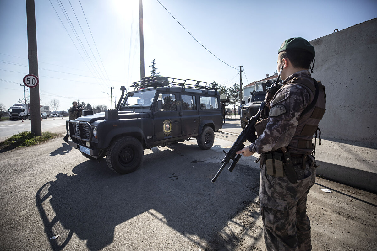 Edirne'de, özel harekat polisleri, geri itmeleri önlemek amacıyla Türkiye ile Yunanistan arasında doğal sınır konumundaki Meriç Nehri'nde görev alıyor. 